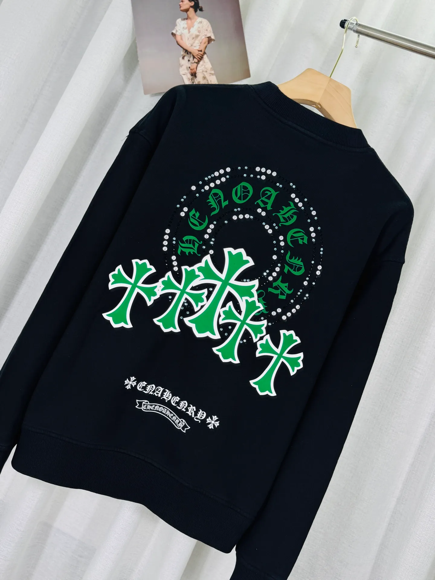 P260 top version, real shot without P, ​​different from market currency) 𝗖𝗵𝗿𝗼𝗺𝗲 𝗛𝗲𝗮𝗿𝘁𝘀/Cro Heart 2025 Reflective Embroidery Beads Compass Embroidery Autumn and Winter New Original Counter American Laser Burnt 3D Diamond Embroidery Couple Casual Sweater 👑The highest version! Customized fabric 420g tripe terry fabric! American acid-washed and distressed original fabric laser burnt ✟appliqué embroidery and exquisite embroidery of letters! The best-selling model in the counter, very comfortable to wear. Accessories: original molded and authenticated collar label➕100% silk wash label. Genuine purchase-grade original hangtag➕matching hanging rope➕3D hanging beads➕original packaging bag. Craftsmanship: The original version has consistent wiring! The highest version of the armhole matching technique! Color: Black White Size: S M L XL Style No.: 9321